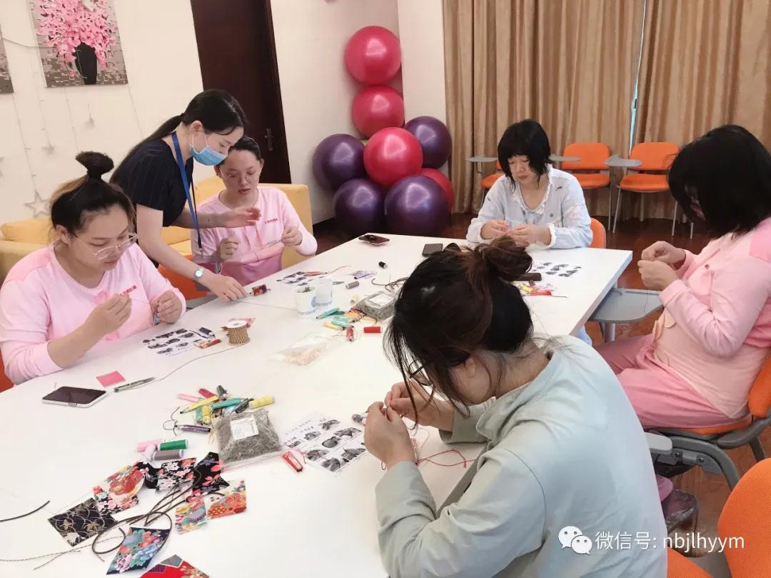 媽媽們手工DIY端午香包 寄托美好的愿望 端午假期結束，帶著放松的心情，大家又各自回到了工作崗位，端午期間九龍湖悅悅滿跟可愛的寶媽也在做一件非常有意義的事情 端午節安康 端午節掛香包的習俗起源于古代，至今不衰 民間把端午香包叫做“佩香囊” 端午節又稱“小兒節 五月被古人稱為毒月 端午節小孩佩香囊，不但有避邪驅瘟之意 而且有襟頭點綴之用 帶走你身上的不好的東西 這樣煩惱、憂愁都隨著雨水流走 會給你帶來一年的好運 端午期間，九龍湖悅悅滿帶著新手媽媽們學習縫制端午香包。 每年端午，都有不一樣的感覺， 小時候，端午是吃粽子、戴香包， 長大后，端午是思念和歸心似箭。 媽媽們親手為寶寶們DIY端午香包， 縫制出濃濃的愛意！ 快來欣賞媽媽們的作品吧！ 活動結束后， 大家爭先恐后的展示自己的作品！ 在濃濃的氛圍中， 新手媽媽們體驗到了傳統民俗的魅力， 紛紛表示在這里度過了一個特別的端午節！ 粽葉再厚，裹不住思念。 香包再香，纏不住童年。 “粽”要的是，幸福有你！ 九龍湖悅悅滿 采用五星級酒店房務管理標準， 每日保潔，定期除螨，紫外線消毒， 時刻確保母嬰居住環境衛生，安全！ 守護您和寶貝的健康安樂
