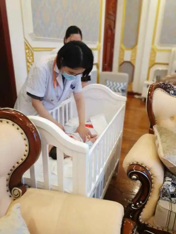 為了母嬰健康,藍絲帶始終堅持醫生定期巡房!