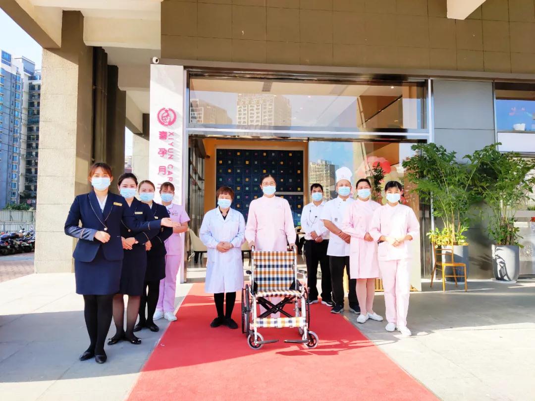 喜孕月子中心鳳嶺店喜迎首位寶媽入住! 10月23日對喜孕月子中心鳳嶺店來說是意義非凡的一天,因為這一天,我們迎來了第一位入住的媽媽與小寶寶,劉媽媽和她的小寶貝。 下午15時,劉媽媽與寶寶乘坐專車,在喜孕育嬰師的陪同下回到了鳳嶺店。在喜孕全體工作人員的全方位照護下,媽媽和小寶寶將在這里度過最關(guān)鍵的28天。 △護士姐姐正在喂小寶寶喝奶,覃主任在一旁默默注視 在媽媽入住之前,喜孕的家人們用心檢測了每一件物品,并對房間進行消毒,確保媽媽入住后可以安心使用。劉媽媽一回到喜孕,專業(yè)的主任醫(yī)師、健康顧問、責任育嬰師、營養(yǎng)師組成的專家團隊便在門口迎接,共同對她與寶寶進行了健康評估,詳細記錄寶媽的生活習慣、飲食偏好、過往身體狀況,為其制定了個性化的護理計劃、營養(yǎng)計劃及康復(fù)計劃。 △劉店長認真檢查房間的各項設(shè)施 △喜孕的家人們在門口準備迎接劉媽媽 在接下來的28天里,劉媽媽與寶寶將會在喜孕鳳嶺店開啟一段美好的旅程。在24小時監(jiān)護下,護士小姐姐會密切關(guān)注媽媽與寶寶的各項身體數(shù)據(jù),做好記錄建立健康檔案;專業(yè)的產(chǎn)康師為會指導(dǎo)媽媽開始科學的產(chǎn)后康復(fù),寶寶將在育嬰師的悉心照料下開始茁壯成長;還有母乳喂養(yǎng)指導(dǎo)、乳房護理、嬰兒游泳、營養(yǎng)月子餐等,喜孕將為劉媽媽和小寶寶帶來高品質(zhì)的專業(yè)服務(wù)。